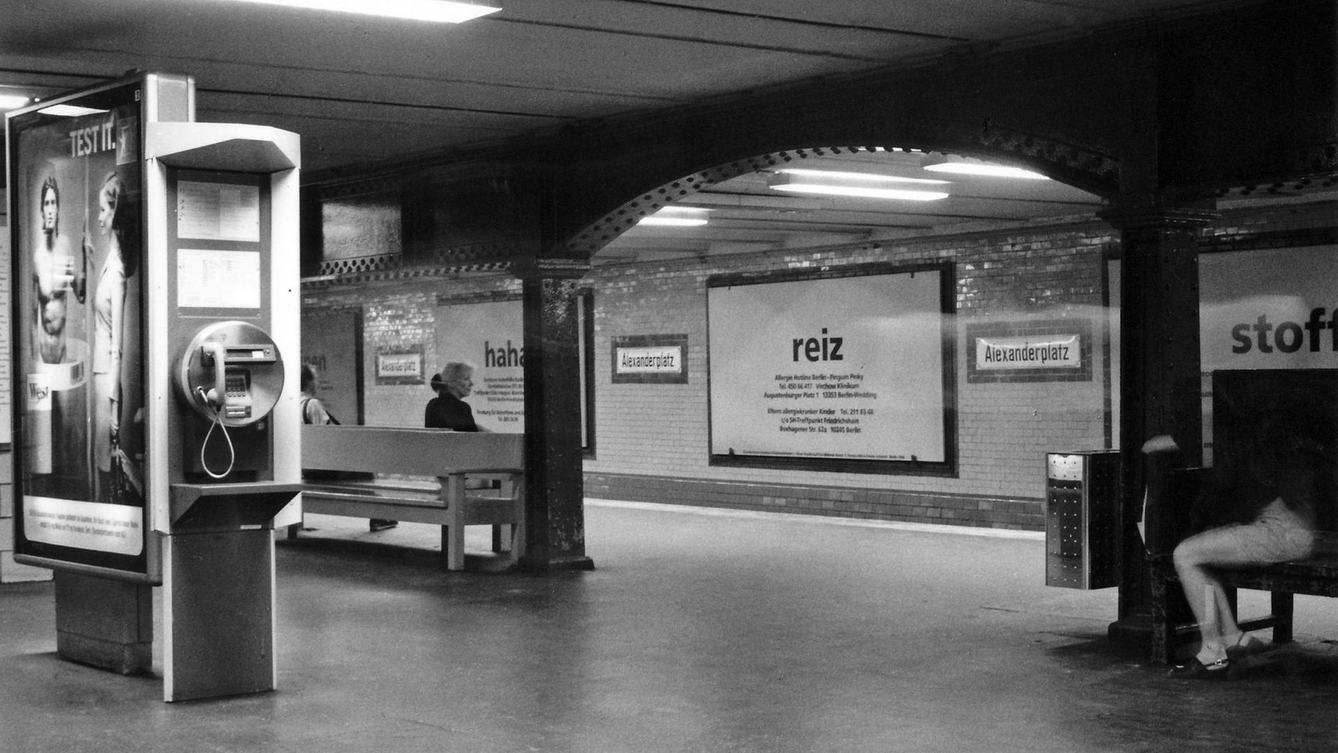 Bahnhof der Linie U2 am Berliner Alexanderplatz. Wartende Menschen, die 1998 einem großen Plakat mit dem Aufdruck "Reiz" am u-Bahn-Gleis gegenübersitzen. Bahnhof der Linie U2 am Berliner Alexanderplatz. Wartende Menschen, die 1998 einem großen Plakat mit dem Aufdruck "Reiz" am u-Bahn-Gleis gegenübersitzen.