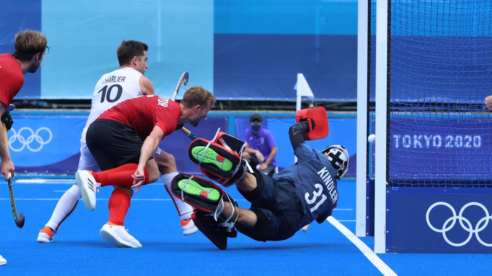 Zweikampf vor dem Tor bei einem Hockey-Spiel Zweikampf vor dem Tor bei einem Hockey-Spiel