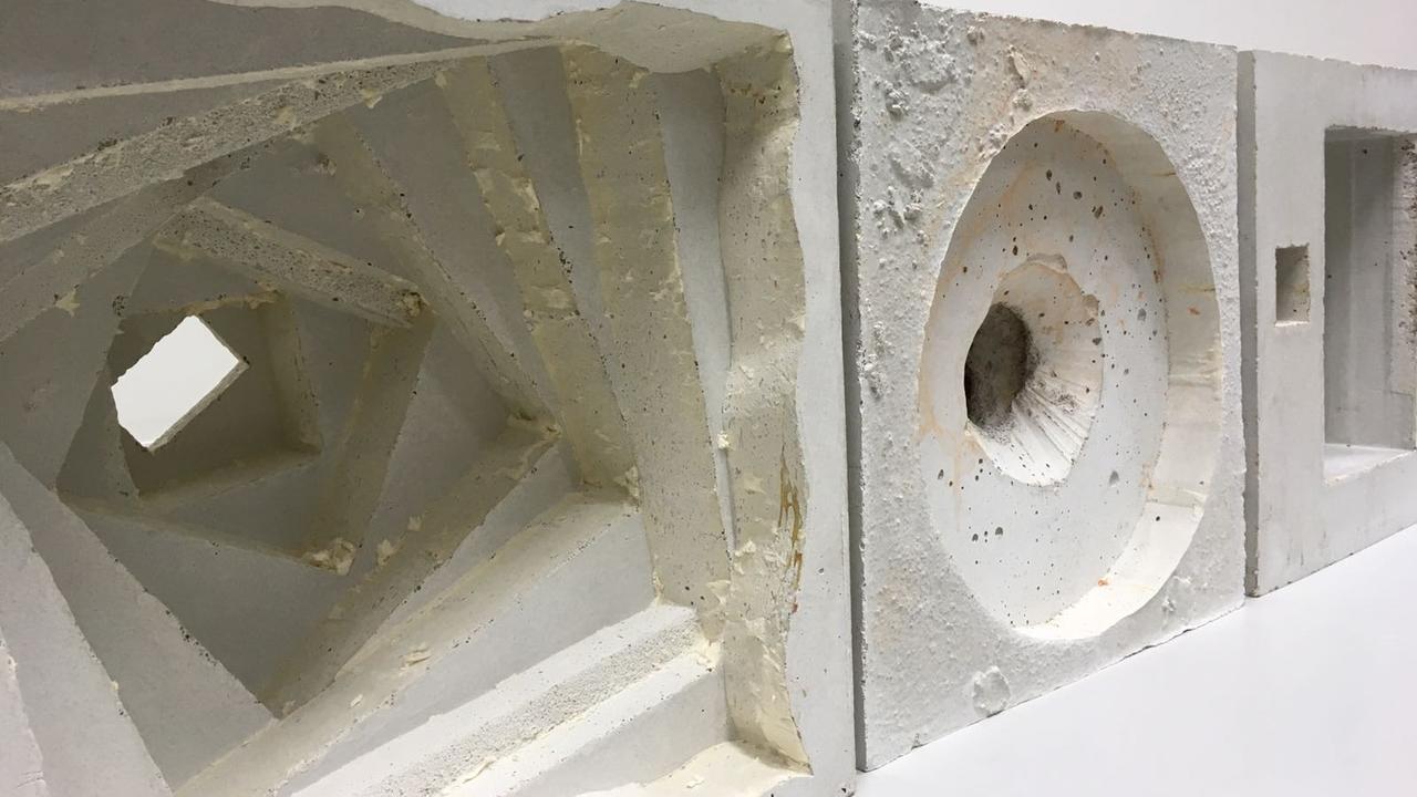 Unterschiedlich geformte Skulpturen aus Beton, die sich in verschiedenen Formen trichterartig verjüngen. Unterschiedlich geformte Skulpturen aus Beton, die sich in verschiedenen Formen trichterartig verjüngen.