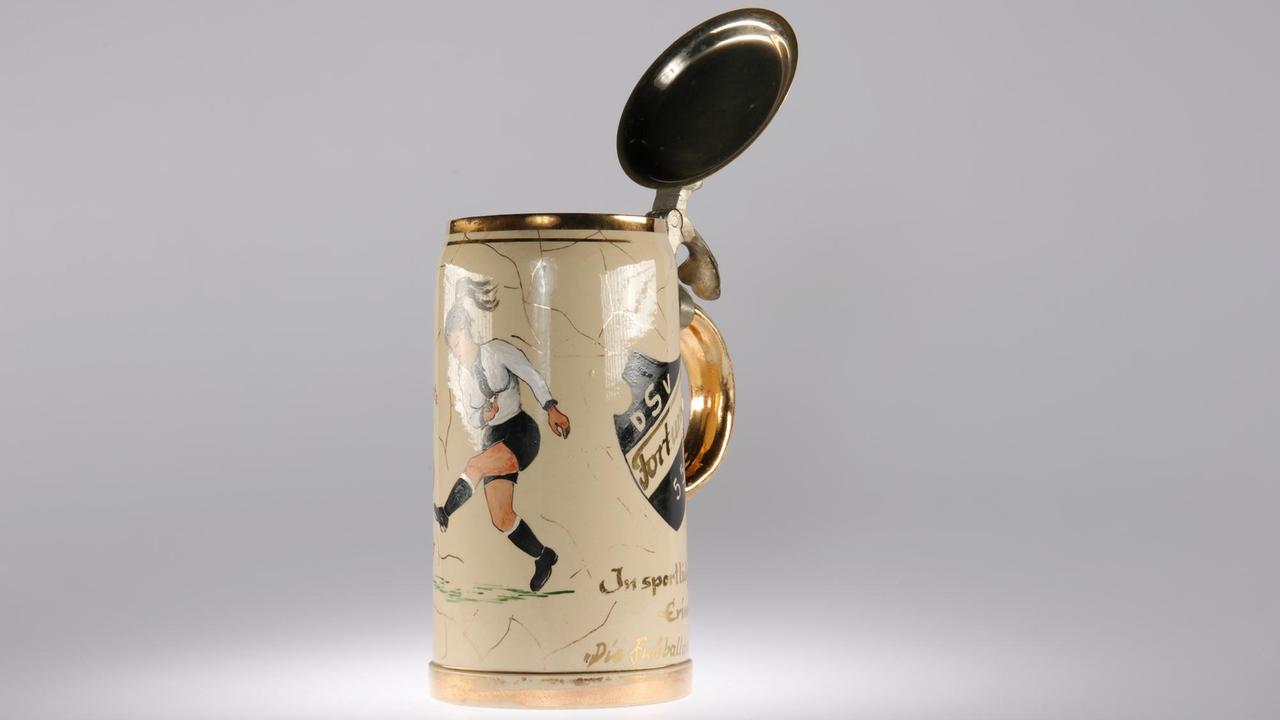 Exponat im Deutschen Fußball-Museum in Dortmund, Bierkrug Frauenfußball DSV Fortuna 55 Exponat im Deutschen Fußball-Museum in Dortmund, Bierkrug Frauenfußball DSV Fortuna 55