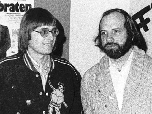 Das Foto aus dem Jahr 1976 zeigt den Begründer der Hofer Filmtage, Hans Badewitz (l), mit dem Regisseur Brian de Palma.