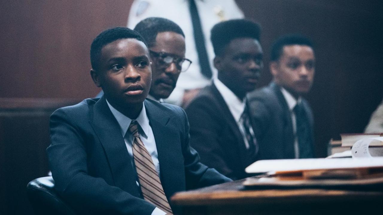 Fünf schwarze Jugendliche im Anzug vor Gericht.