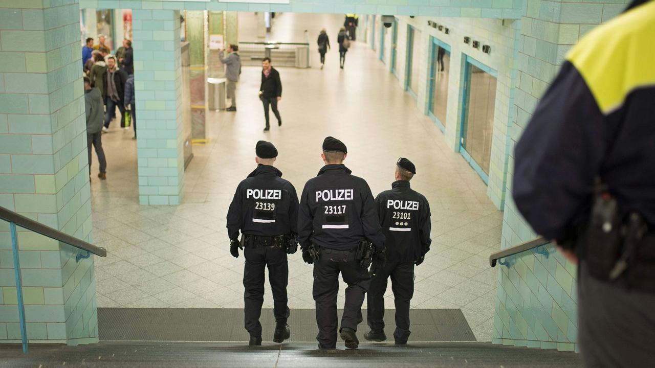 Polizisten auf Streife im Berliner U-Bahnhof Alexanderplatz. Polizisten auf Streife im Berliner U-Bahnhof Alexanderplatz.