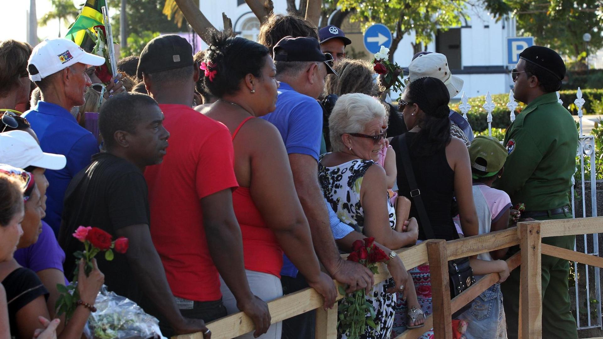 Menschen trauern in Santiago de Cuba um den verstorbenen Revolutionsführer Fidel Castro. Menschen trauern in Santiago de Cuba um den verstorbenen Revolutionsführer Fidel Castro.
