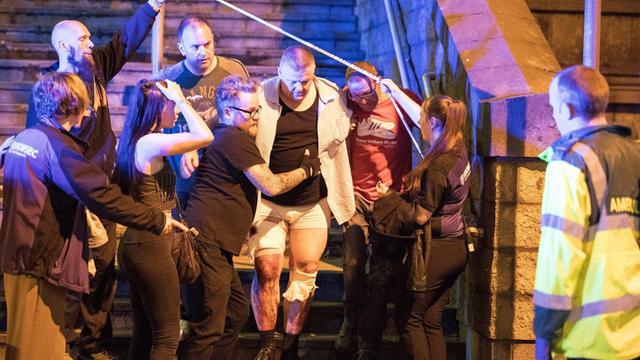 Notfallhelfer helfen Verletzten nach dem Attentat auf die Manchester Arena am 22. Mai 2017