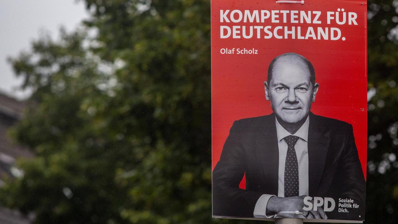 „Kompetenz für Deutschland“ steht über dem Portrait von Olaf Scholz „Kompetenz für Deutschland“ steht über dem Portrait von Olaf Scholz