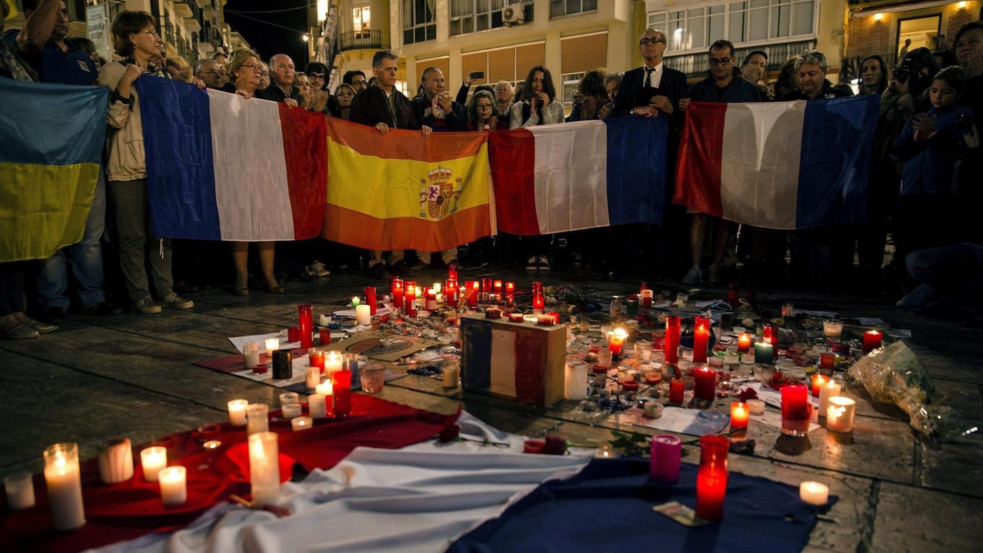 Hunderte Menschen zeigen sich in Madrid solidarisch mit Frankreich Hunderte Menschen zeigen sich in Madrid solidarisch mit Frankreich