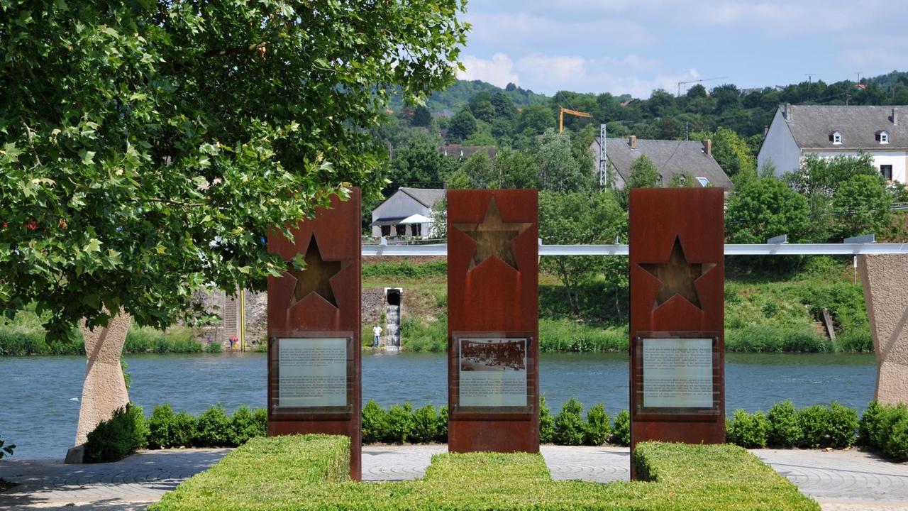 Denkmal der Unterzeichnung des Schengener Abkommens. Das Denkmal befindet sich in Schengen auf der Mosel-Esplanade.Nachbarorte sind Perl (Deutschland) und Apach (Frankreich). Denkmal der Unterzeichnung des Schengener Abkommens. Das Denkmal befindet sich in Schengen auf der Mosel-Esplanade.Nachbarorte sind Perl (Deutschland) und Apach (Frankreich).