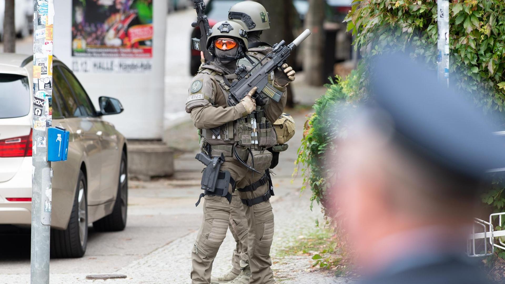 Einsatzkräfte vom SEK sichern die Umgebung. Bei Schüssen sind nach ersten Erkenntnissen zwei Menschen getötet worden. Einsatzkräfte vom SEK sichern die Umgebung. Bei Schüssen sind nach ersten Erkenntnissen zwei Menschen getötet worden.