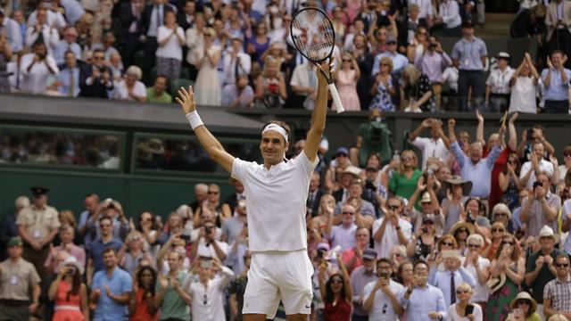 Der Schweizer Tennisspieler Roger Federer jubelt nach seinem achten Sieg in Wimbledon.