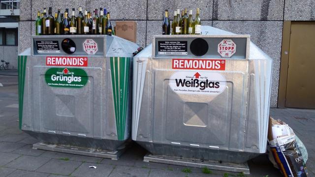 Leere Flaschen stehen auf überfüllten Altglascontainern, aufgenommen am 06.04.2014 in Köln.