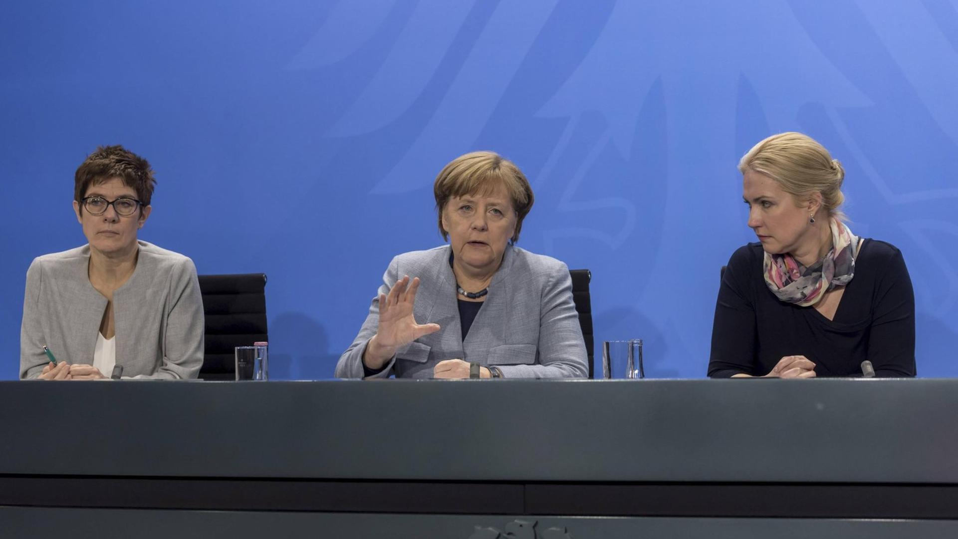 Bundeskanzlerin Angela Merkel, Annegret Kramp-Karrenbauer (CDU), Ministerpräsidentin des Saarlandes, und Manuela Schwesig (SPD), Ministerpräsidentin von Mecklenburg-Vorpommern.