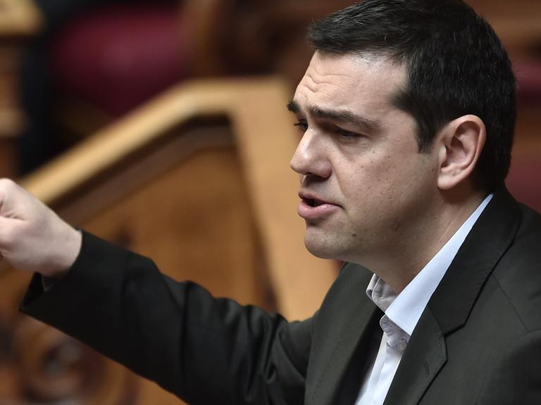 Streit um verabschiedete Gesetzesvorlagen: Premierminister Tsipras vor dem Parlament.