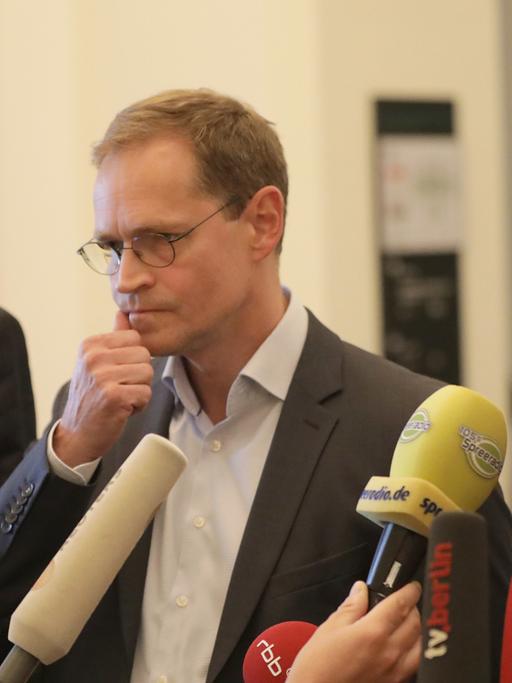Klaus Lederer, Spitzenkandidat der Partei Die Linke, Berlins Regierender Bürgermeister Michael Müller, SPD, und der Grünen-Landesvorsitzende Daniel Wesener geben am 26.09.2016 in Berlin ein Statement.