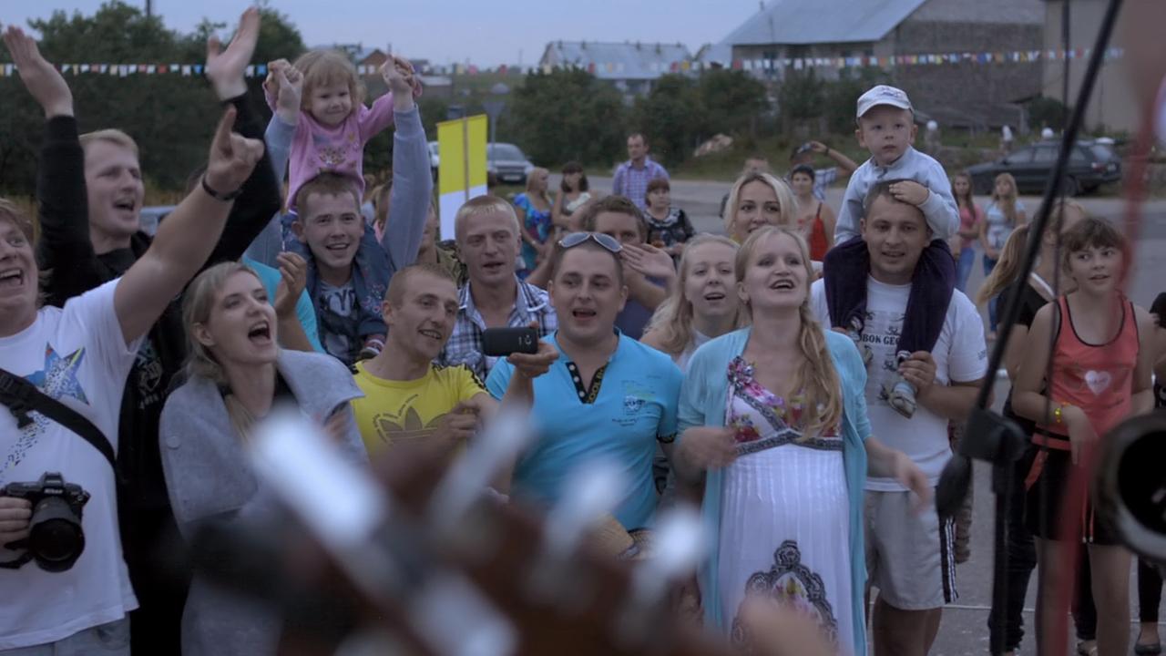 Lavon Volski bei einem Auftritt in einem Dorf. Lavon Volski bei einem Auftritt in einem Dorf.