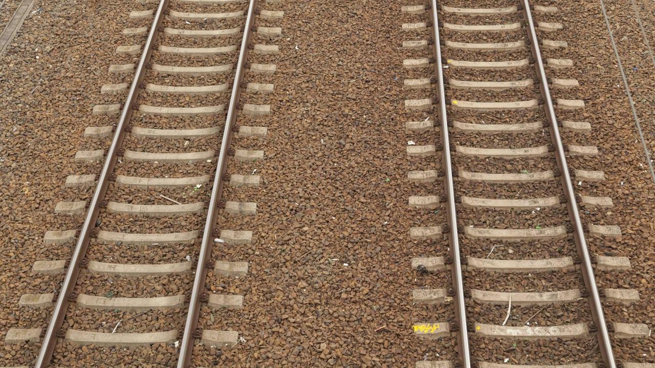 Zwei leere Gleise der Deutschen Bahn