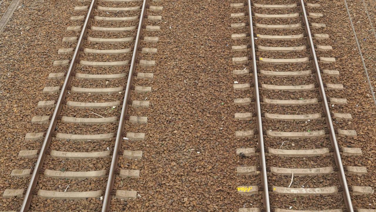 Zwei leere Gleise der Deutschen Bahn Zwei leere Gleise der Deutschen Bahn