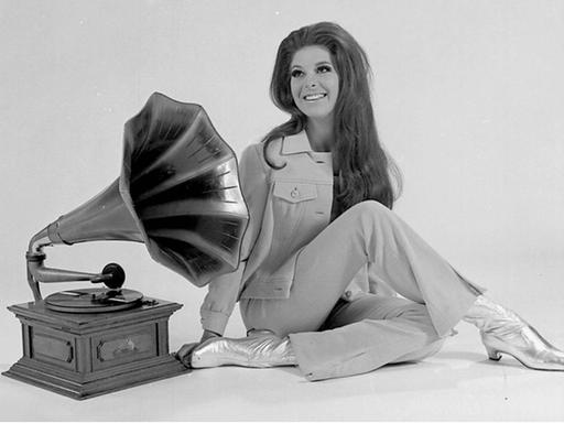 Bobbie Gentry bei der "THE BEST ON RECORD – THE GRAMMY AWARDS SHOW" im Jahr 1968, neben einem Gramophon.