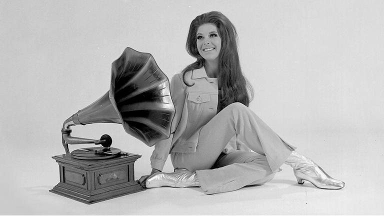 Bobbie Gentry bei der "THE BEST ON RECORD – THE GRAMMY AWARDS SHOW" im Jahr 1968, neben einem Gramophon.