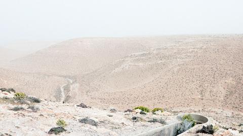 Eine der Fotografien von Matthew Arnold - hier: ein ehemaliger Weltkriegsbunker nach einem Sandsturm