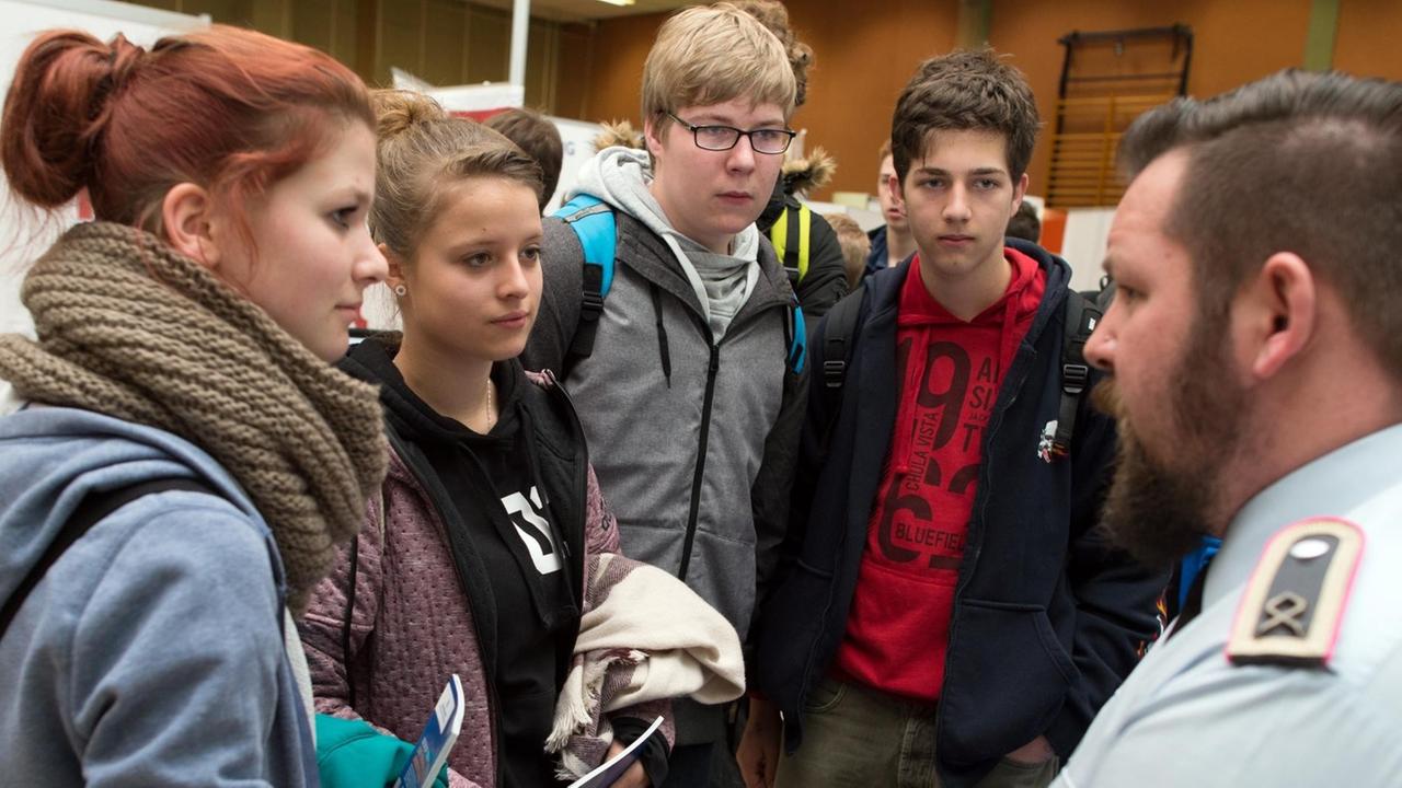 Schüler informieren sich am Stand der Bundeswehr auf einer Ausbildungsbörse in Fürstenwalde. Schüler informieren sich am Stand der Bundeswehr auf einer Ausbildungsbörse in Fürstenwalde.