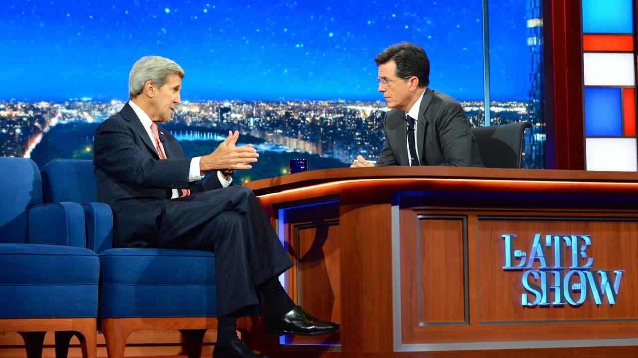 Stephen Colbert spricht auf der Bühne der "Late Show" mit dem damaligen US-Außenminister John Kerry Stephen Colbert spricht auf der Bühne der "Late Show" mit dem damaligen US-Außenminister John Kerry