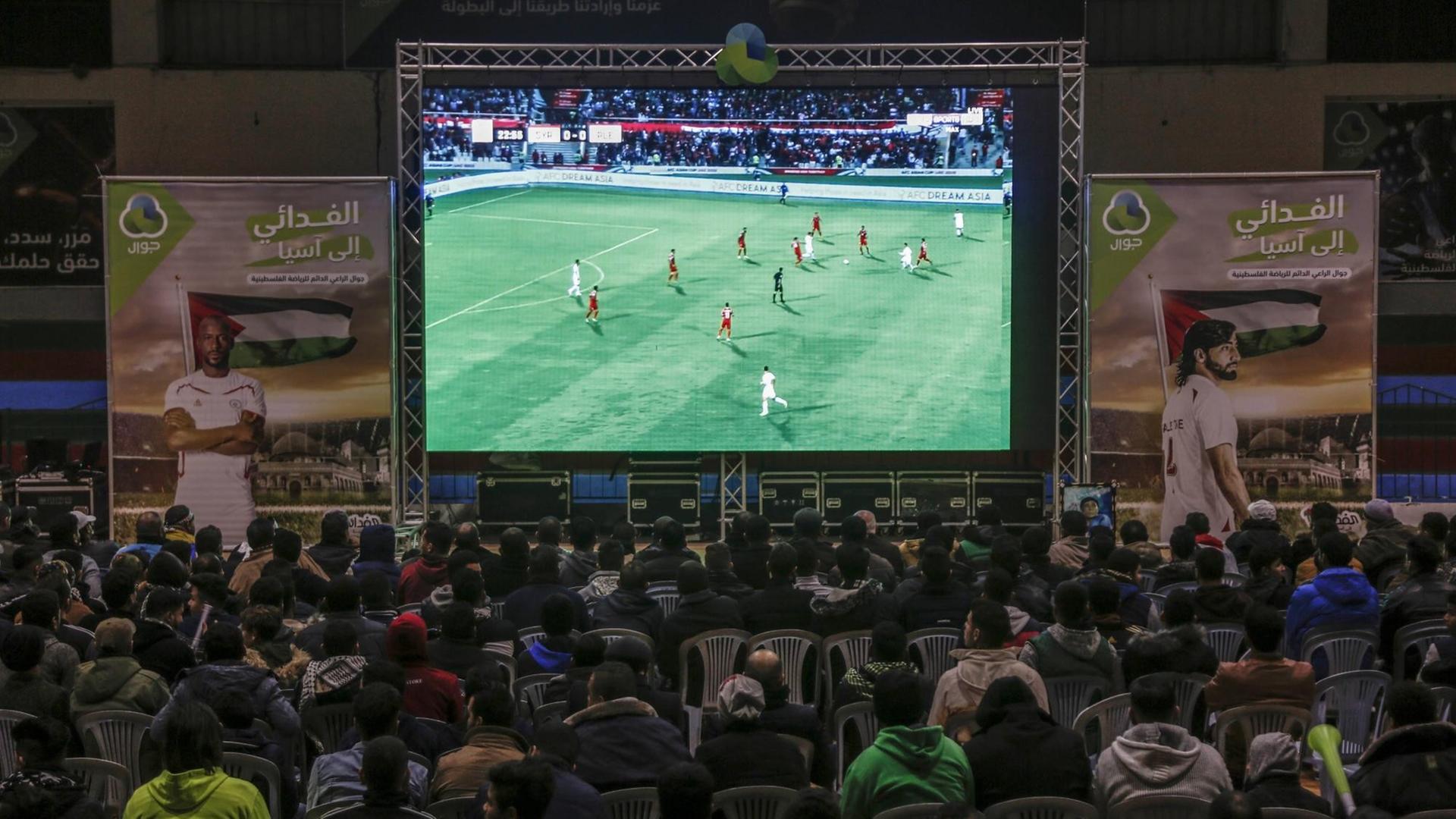 Palästinensische Fans schauen ein Spiel ihrer Mannschaft bei den Asienmeisterschaften. Palästinensische Fans schauen ein Spiel ihrer Mannschaft bei den Asienmeisterschaften.