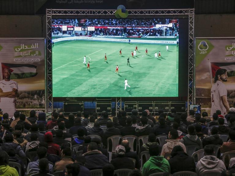 Palästinensische Fans schauen ein Spiel ihrer Mannschaft bei den Asienmeisterschaften.