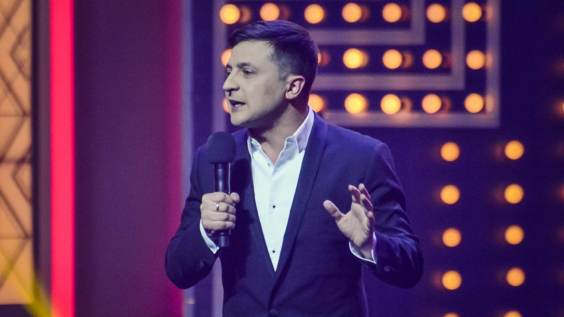 Der ukrainische Komiker und Präsidentschaftskandidat Wolodymyr Selenskyj während eienr Fernsehshow. Der ukrainische Komiker und Präsidentschaftskandidat Wolodymyr Selenskyj während eienr Fernsehshow.