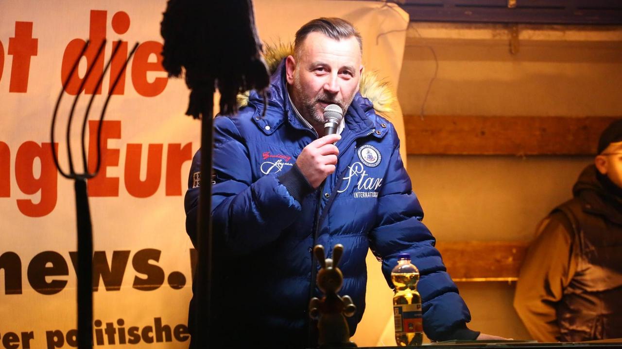 Lutz Bachmann spricht bei der Pediga-Kundgebung am 14. März 2016 in Dresden. Lutz Bachmann spricht bei der Pediga-Kundgebung am 14. März 2016 in Dresden.