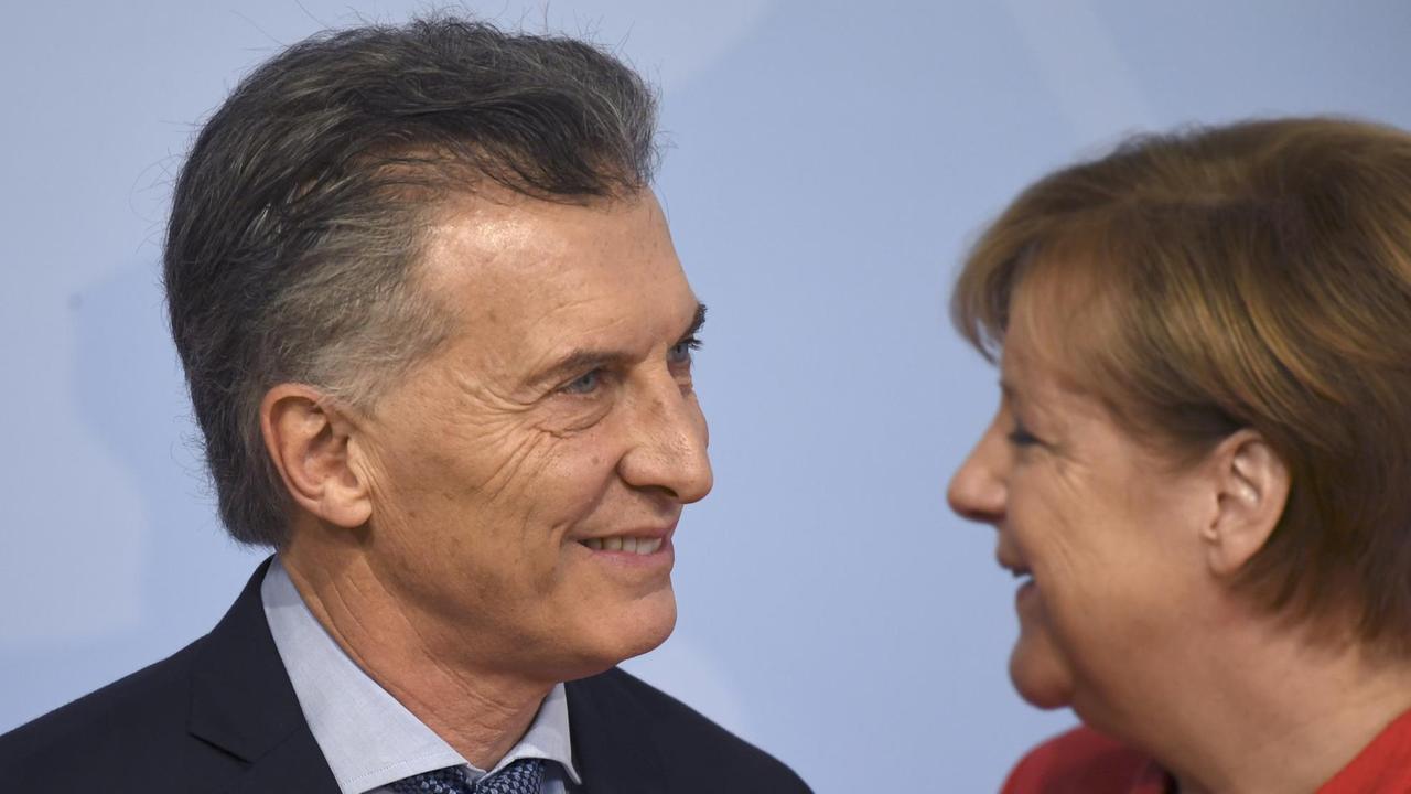 Angela MERKEL, Bundeskanzlerin, Bundesrepublik Deutschland, GER, begruesst Mauricio MACRI, Praesident Argentinien, ARG, G20 Treffen in Hamburg, G 20 Gipfel, Summit, Germany, 07.07.2017 Â | Verwendung weltweit Angela MERKEL, Bundeskanzlerin, Bundesrepublik Deutschland, GER, begruesst Mauricio MACRI, Praesident Argentinien, ARG, G20 Treffen in Hamburg, G 20 Gipfel, Summit, Germany, 07.07.2017 Â | Verwendung weltweit