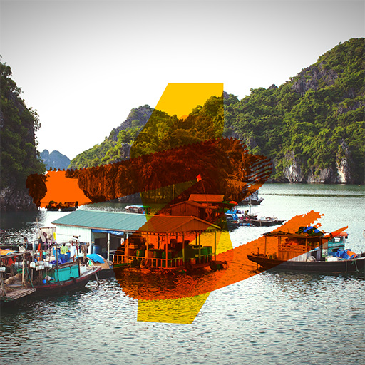 Das Podcast-Logo der "Weltzeit" zeigt mehrere Hausboote und Boote in einer Bucht, vor bewaldeten Felsen. Über dem Motiv sind halbtransparente Pinselstriche in orange und rot zu sehen, darüber ist zu lesen "Weltzeit". Die "Weltzeit" von Deutschlandfunk Kultur liefert seltene Einblicke in andere Länder.