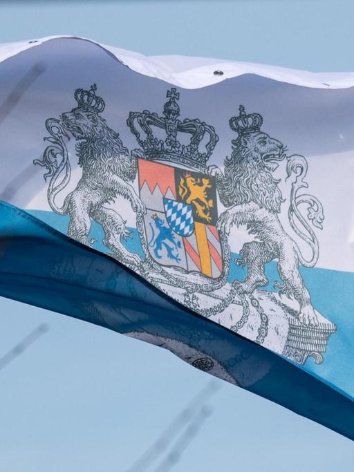 Eine Flagge mit dem Wappen der Reichsbürgergruppierung vom «Bundesstaat Bayern» weht am 07.02.2017 auf einem Wohnhaus in Pliening (Bayern). In dem Haus hat zuvor ein SEK-Einsatz gegen einen Reichsbürger stattgefunden.