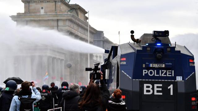 Berlin: Die Polizei setzt bei einer Demonstration gegen die Corona-Einschränkungen der Bundesregierung am Brandenburger Tor Wasserwerfer ein.