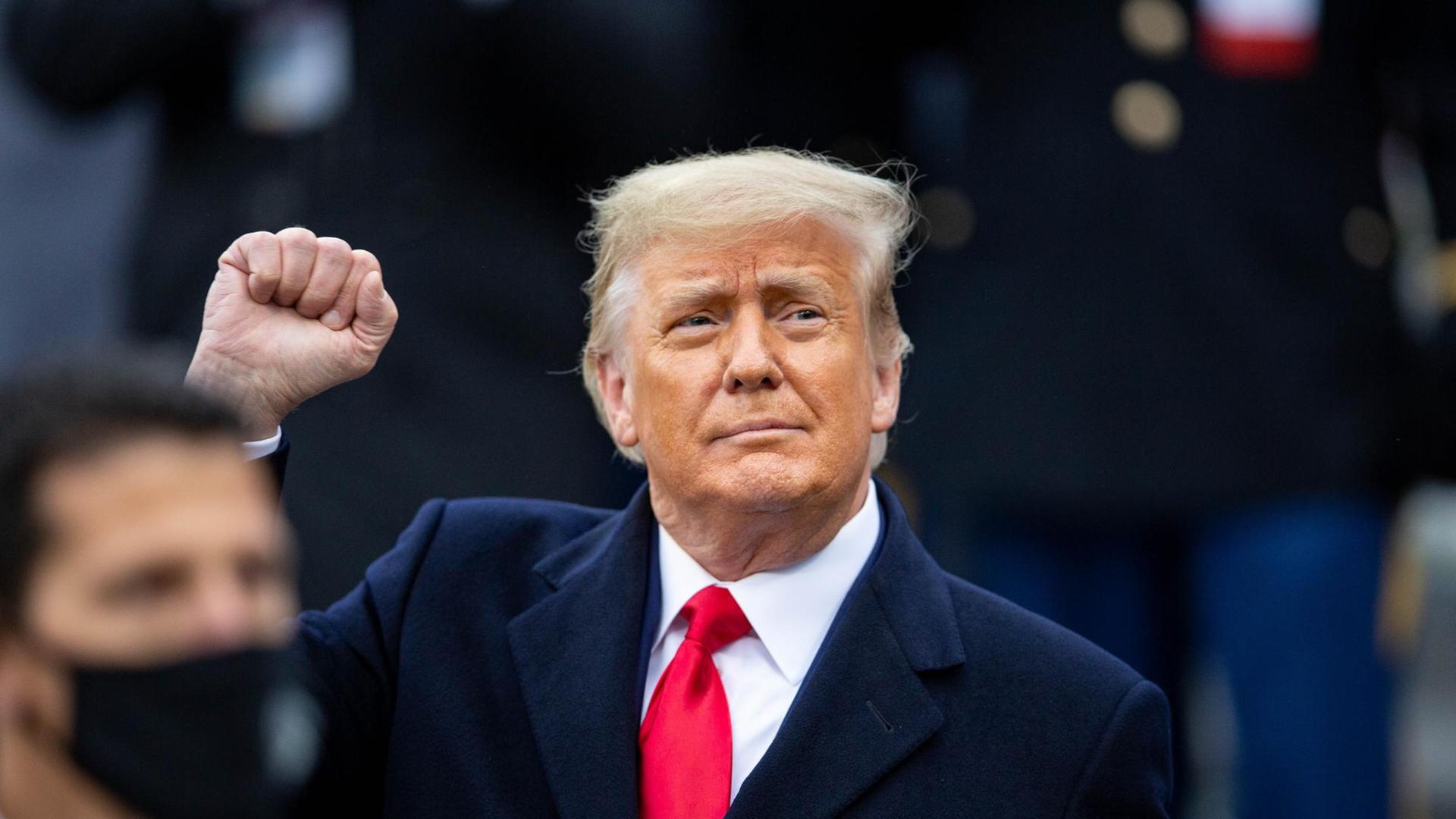 US-Präsident Donald Trump reckt seine Faust empor beim Footballspiel zwischen Army und Navy im Michie Stadion US-Präsident Donald Trump reckt seine Faust empor beim Footballspiel zwischen Army und Navy im Michie Stadion