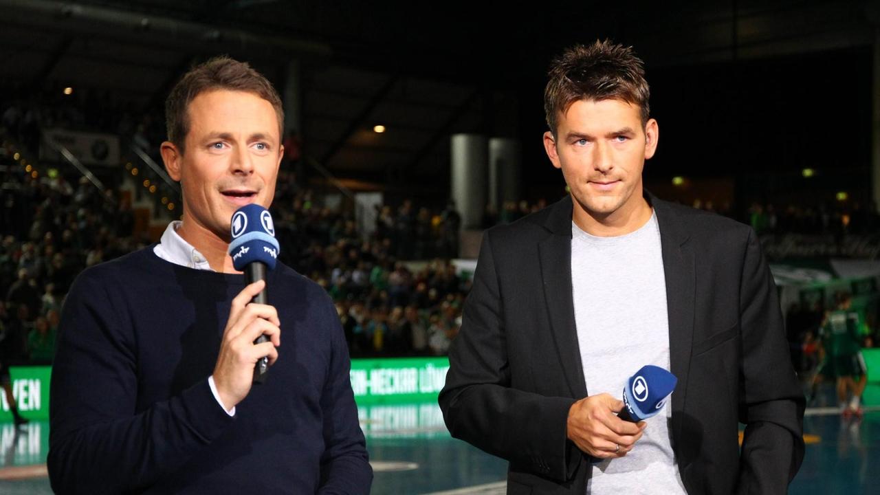 DHfK Leipzig - Rhein-Neckar Löwen / Handball 1. BL Leipzig, 11.11.2017, Leipzig Arena, Handball, 1. Bundesliga, 12. Spieltag , SC DHfK Leipzig vs. Rhein-Neckar Löwen , Im Bild v.l.: Fernsehmoderator Alexander Bommes und Handball - Bundestrainer Christian Prokop zur ARD Fernsehübertragung. , *** DHFK Leipzig Rhein Neckar Löwen Handball 1 BL Leipzig 11 11 2017 Leipzig Arena Handball 1 Bundesliga 12 Matchday SC DHfK Leipzig vs Rhein Neckar Löwen Picture v l TV host Alexander Bommes and handball national coach Christian Prokop on ARD television broadcast DHfK Leipzig - Rhein-Neckar Löwen / Handball 1. BL Leipzig, 11.11.2017, Leipzig Arena, Handball, 1. Bundesliga, 12. Spieltag , SC DHfK Leipzig vs. Rhein-Neckar Löwen , Im Bild v.l.: Fernsehmoderator Alexander Bommes und Handball - Bundestrainer Christian Prokop zur ARD Fernsehübertragung. , *** DHFK Leipzig Rhein Neckar Löwen Handball 1 BL Leipzig 11 11 2017 Leipzig Arena Handball 1 Bundesliga 12 Matchday SC DHfK Leipzig vs Rhein Neckar Löwen Picture v l TV host Alexander Bommes and handball national coach Christian Prokop on ARD television broadcast