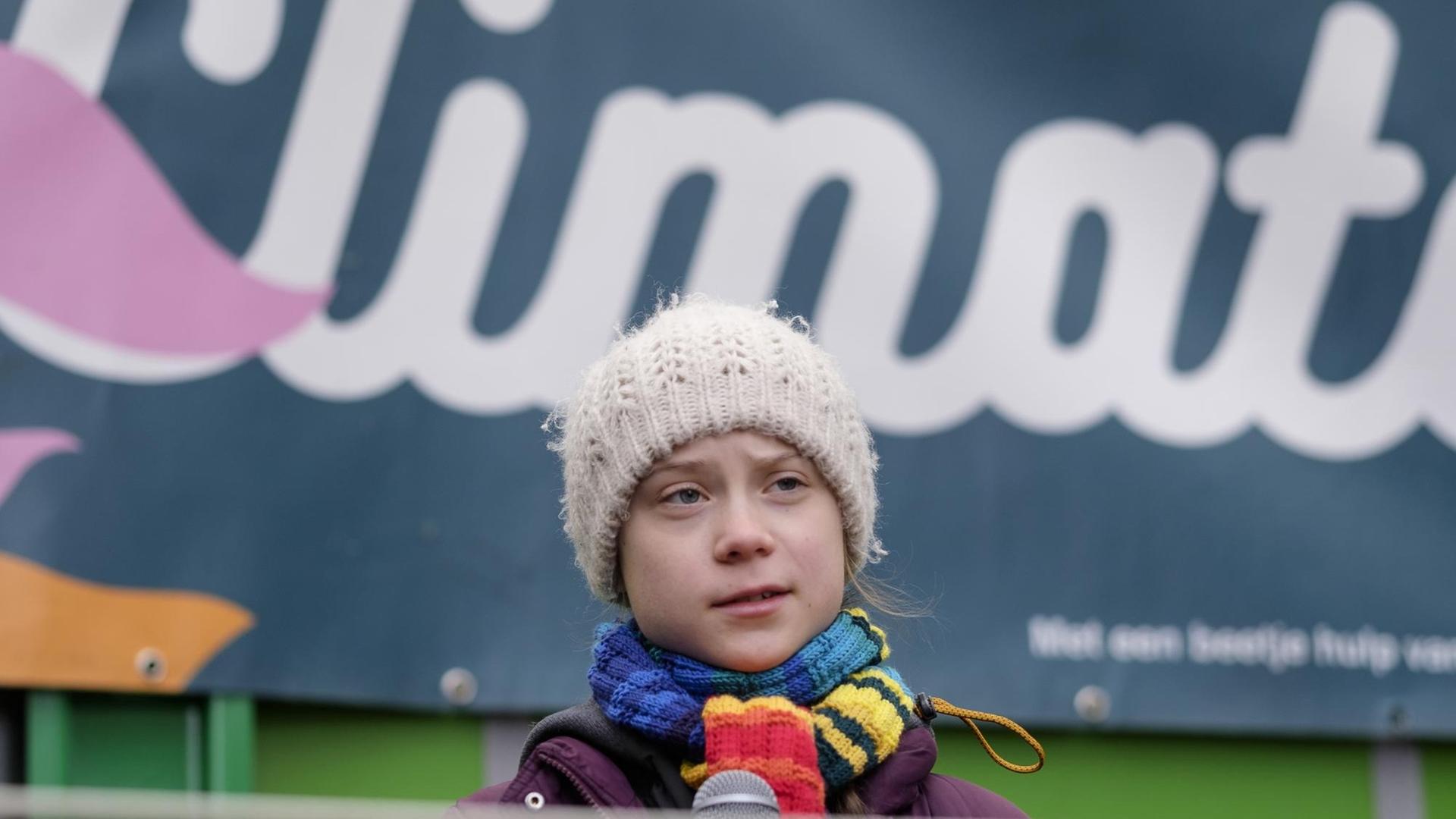 Die Klimaaktivistin Greta Thunberg steht vor einem Banner auf dem „Climate“ steht. Die Klimaaktivistin Greta Thunberg steht vor einem Banner auf dem „Climate“ steht.