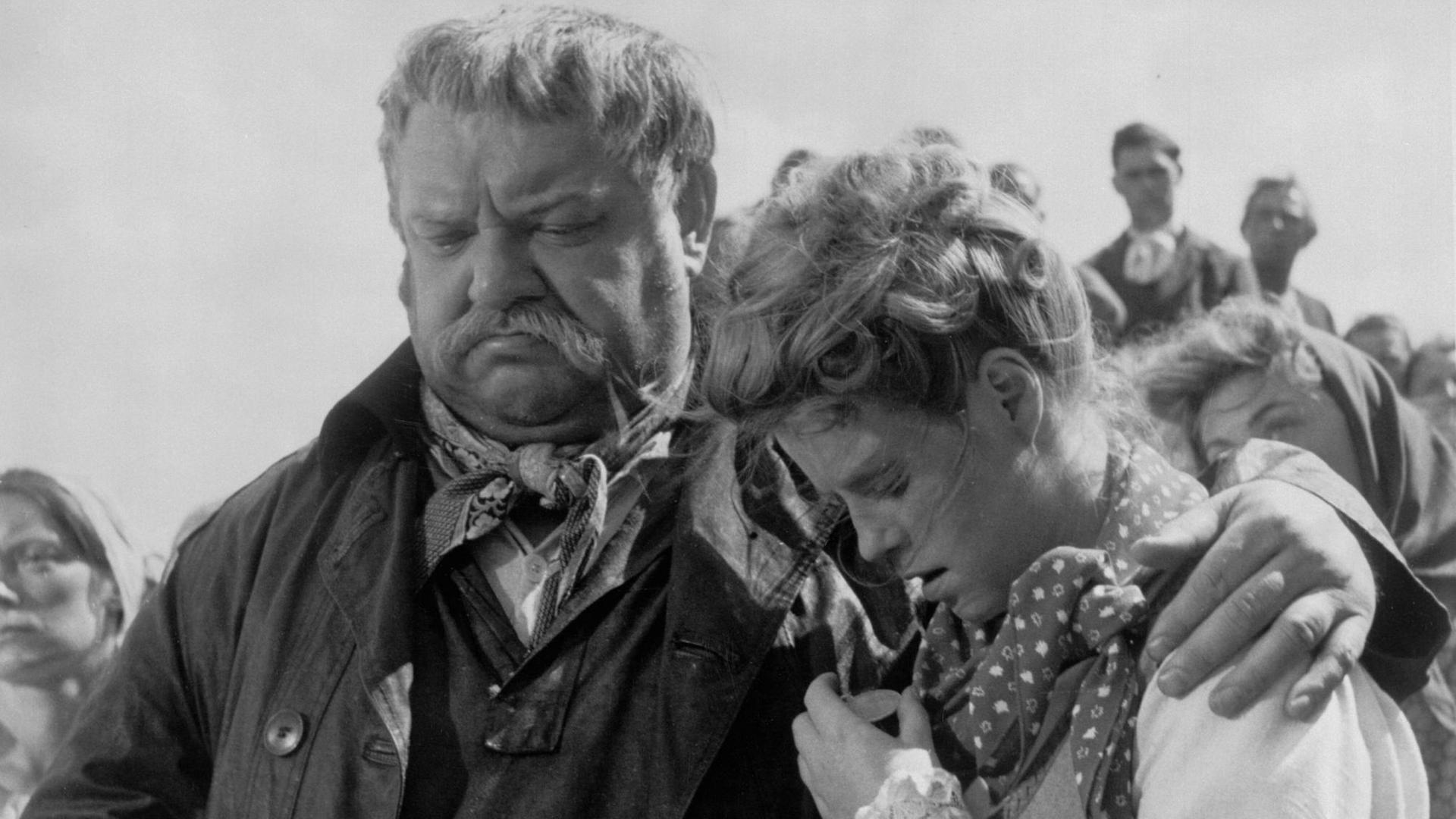 Der Schauspieler Heinrich George und die Schauspielerin Kristina Soederbaum in dem NS-Propagandafilm "Kolberg" von 1945. Ein älterer Mann drückt eine jungere Frau.