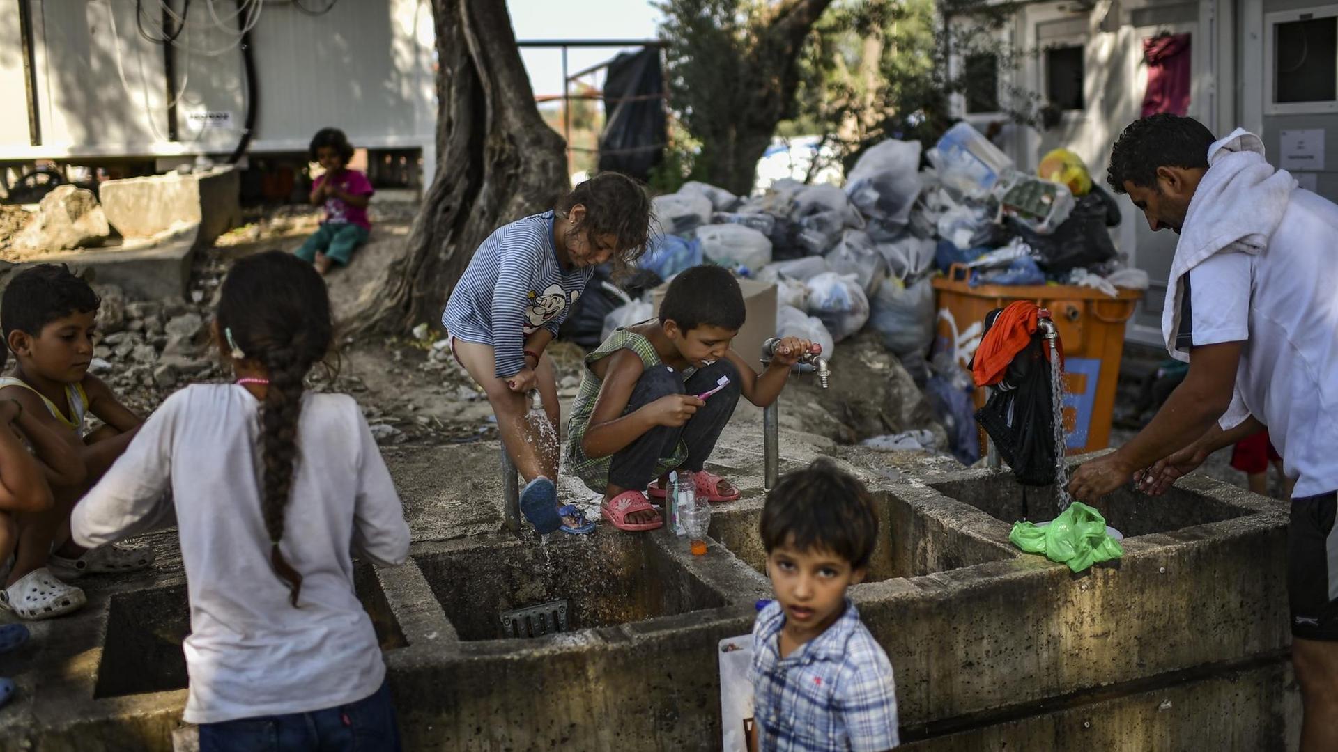 Flüchtlinge im Aufnahmelager Moria auf der griechischen Insel Lesbos Flüchtlinge im Aufnahmelager Moria auf der griechischen Insel Lesbos