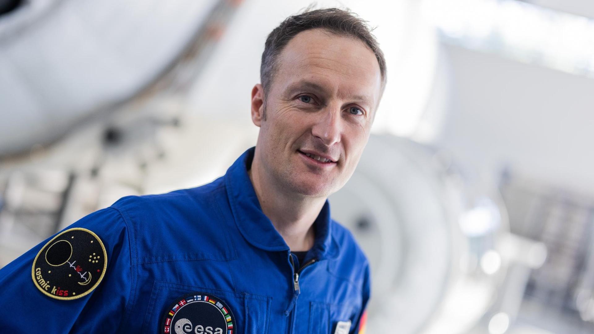 Matthias Maurer, deutscher Astronaut, steht vor einer Pressekonferenz im Europäischen Astronautenzentrum (EAC) der ESA vor seinem Start der Mission "cosmic kiss" zur Internationalen Raumstation ISS in der Trainingshalle. Der gebürtige Saarländer wird der erste deutsche Astronaut sein, der an Bord einer SpaceX-Raumkapsel des kommerziellen Nasa-Crew-Programms zur ISS fliegt. Matthias Maurer, deutscher Astronaut, steht vor einer Pressekonferenz im Europäischen Astronautenzentrum (EAC) der ESA vor seinem Start der Mission "cosmic kiss" zur Internationalen Raumstation ISS in der Trainingshalle. Der gebürtige Saarländer wird der erste deutsche Astronaut sein, der an Bord einer SpaceX-Raumkapsel des kommerziellen Nasa-Crew-Programms zur ISS fliegt.