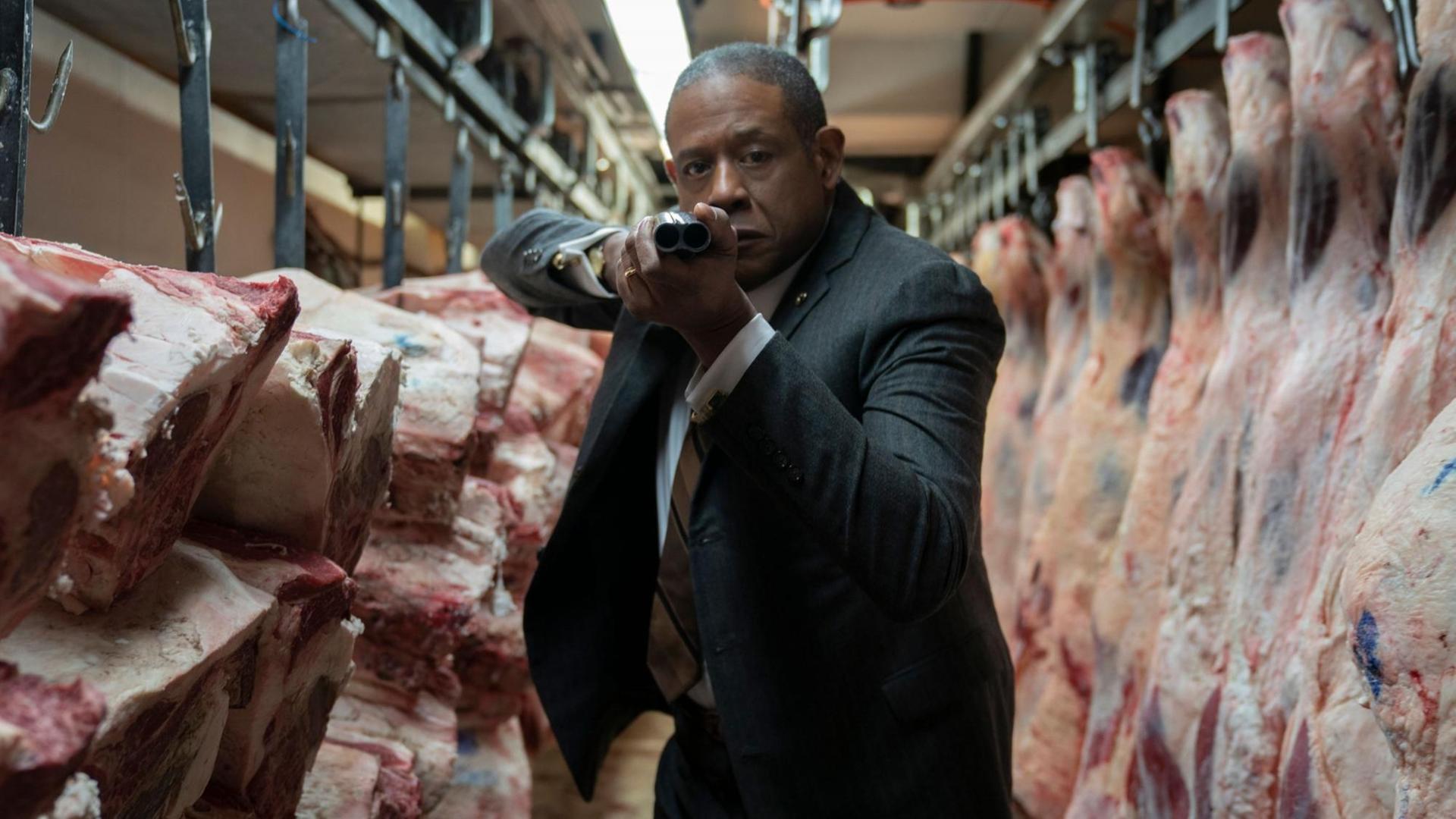 Szene aus der Serie "Godfather of Harlem": Forest Whitaker (als Bumpy Johnson) steht mit angelegter Waffe in einem Schlachthaus. Szene aus der Serie "Godfather of Harlem": Forest Whitaker (als Bumpy Johnson) steht mit angelegter Waffe in einem Schlachthaus.