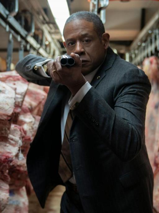 Szene aus der Serie "Godfather of Harlem": Forest Whitaker (als Bumpy Johnson) steht mit angelegter Waffe in einem Schlachthaus.