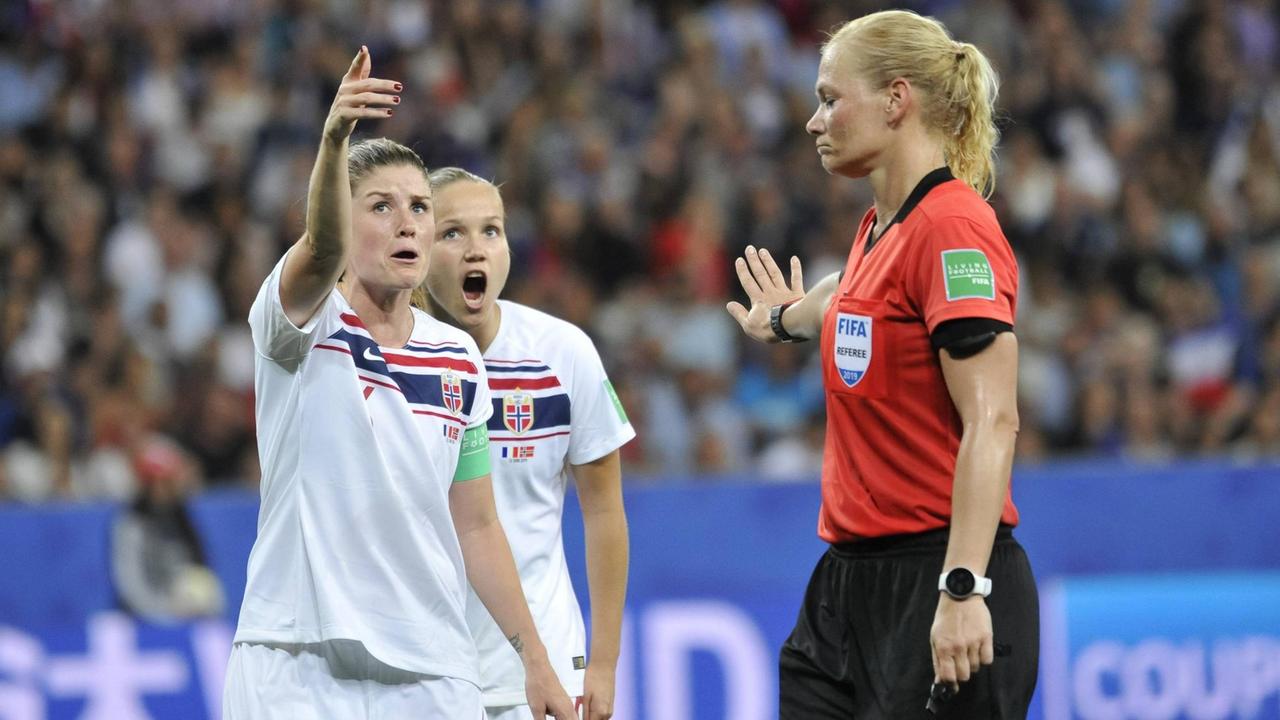 Auf dem Fußballfeld: Schiedsrichterin Bibiana Steinhaus während eines Spiels Auf dem Fußballfeld: Schiedsrichterin Bibiana Steinhaus während eines Spiels