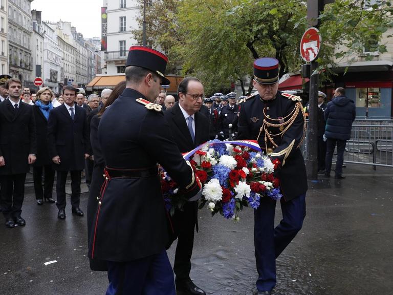 Ein Jahr nach den Anschlägen in Paris legt der französische Präsident Hollande in der Nähe des Cafés 'A La Bonne Biere' einen Kranz nieder.