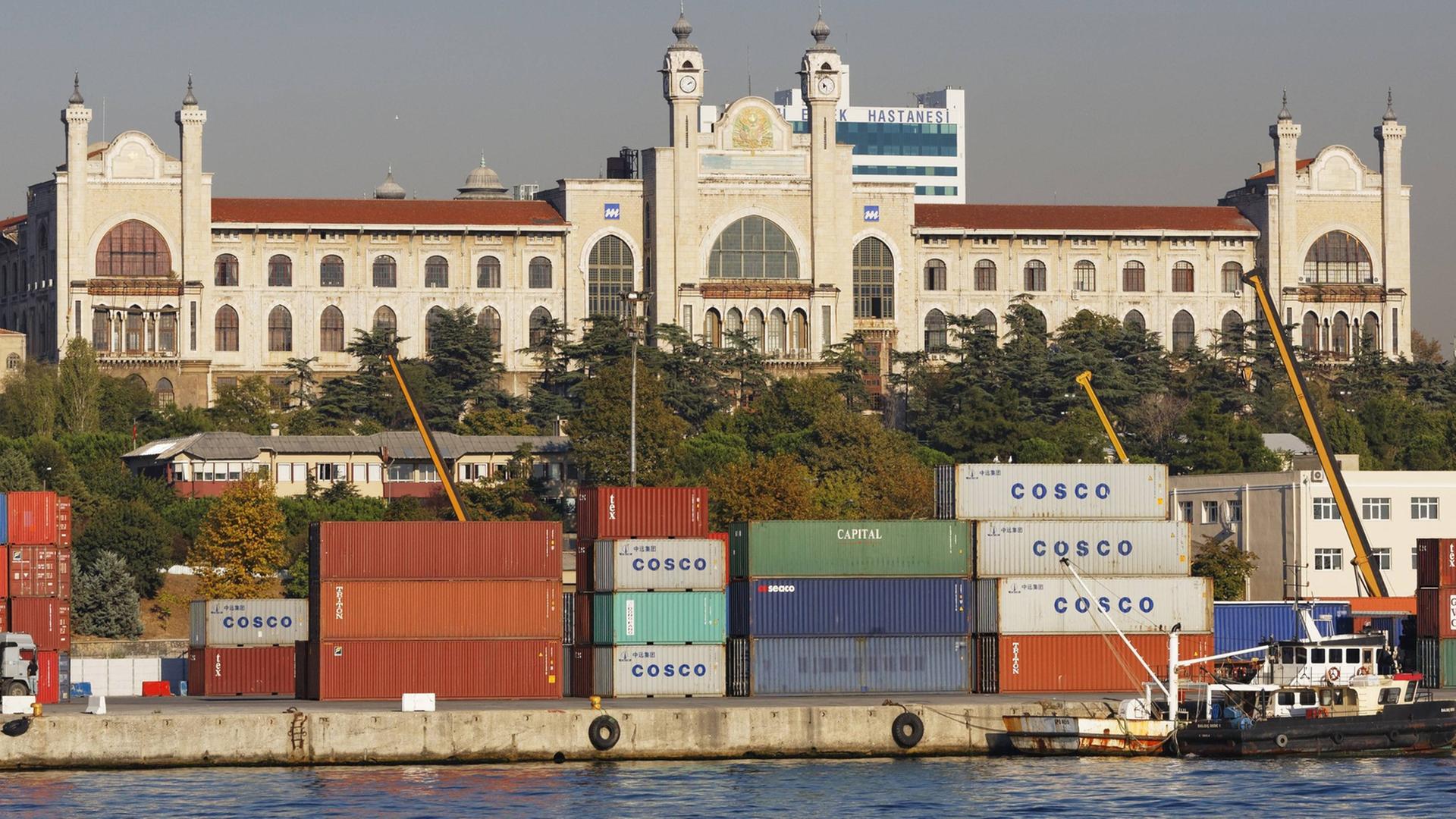 Blick auf die Marmara-Universität in Istanbul. Im Vordergrund liegt der Hafen mit Containern. Blick auf die Marmara-Universität in Istanbul. Im Vordergrund liegt der Hafen mit Containern.