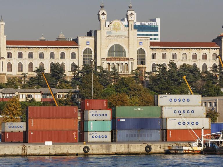 Blick auf die Marmara-Universität in Istanbul. Im Vordergrund liegt der Hafen mit Containern.