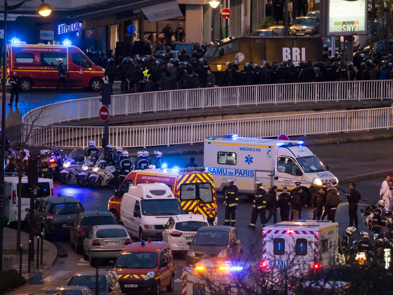 Eliteeinheiten der französischen Polizei stürmten den HyperCasher-Supermarkt an der Porte de Vincennes im Osten von Paris Eliteeinheiten der französischen Polizei stürmten den HyperCasher-Supermarkt an der Porte de Vincennes im Osten von Paris