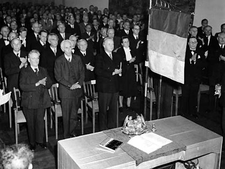 Das Grundgesetz der Bundesrepublik Deutschland wurde am 23. Mai 1949 um 17 Uhr in Bonn unterzeichnet, und erhielt somit für 45 Millionen Deutsche Gesetzeskraft. Das Grundgesetz der Bundesrepublik Deutschland wurde am 23. Mai 1949 um 17 Uhr in Bonn unterzeichnet, und erhielt somit für 45 Millionen Deutsche Gesetzeskraft.