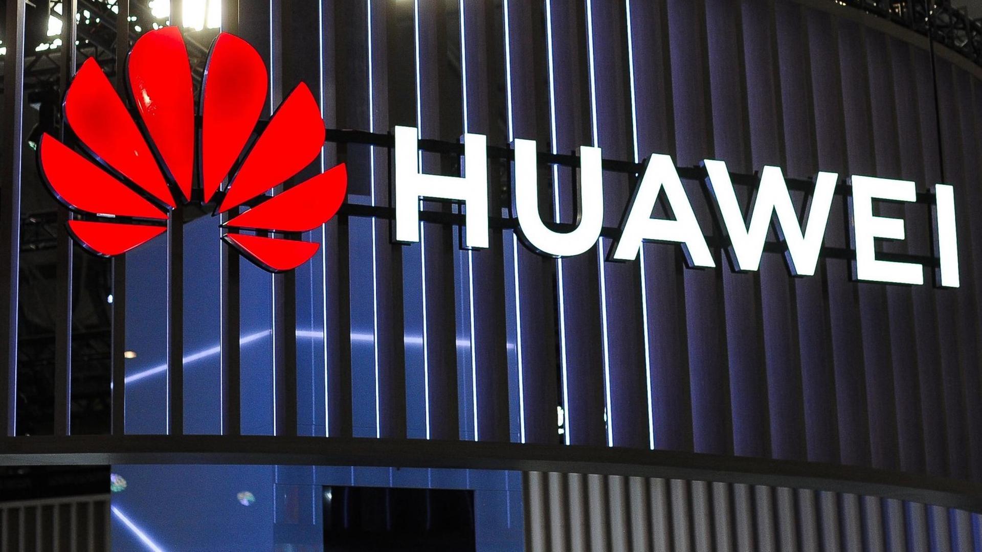 Huawei Logo auf dem Mobile World Congress in Barcelona Huawei Logo auf dem Mobile World Congress in Barcelona