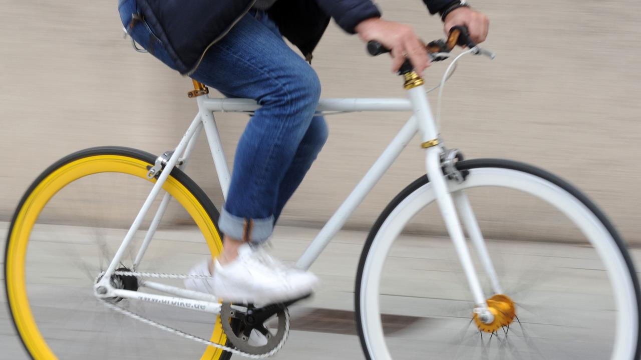 Ein Mann fährt auf einem Single-Speed-Bike am 30.09.2014 in München (Bayern). Ein Mann fährt auf einem Single-Speed-Bike am 30.09.2014 in München (Bayern).